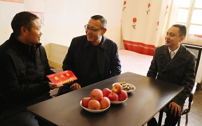 王书记到唐安煤矿慰问困难职工（小图）.jpg